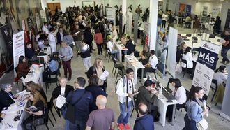 Abarrote de participaci�n en la Feria de Empleo para mayores de 45 a�os de la C�mara de Comercio celebrada en Ferrol.