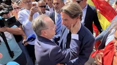 Jos� Mar�a Aznar saluda al presidente de Ceuta, Juan Jos� Vivas, durante su visita a la ciudad aut�noma.