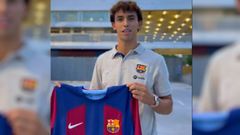 El portugu�s, con la camiseta del Barcelona.