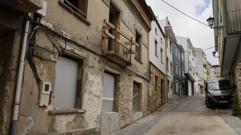 A la izquierda, detalle de la fachada de la promoci�n, que se sit�a en la parte baja de la calle Rego da Fonte, en Celeiro, ya muy cerca de la zona de Lavandeiras