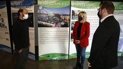 Lucas Requejo, de Pratodo, con la alcaldesa, Mar�a Loureiro, y Alejandro Prieto, de la UNED