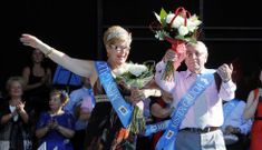 Amparo Morales y Jos� Mart�nez lucieron orgullosos sus bandas de ganadores. 