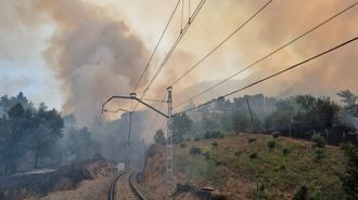 Fuego junto a las vías y cerca de unas viviendas próximas a la línea ferroviaria