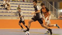 Carlos Costa conduce el bal�n durante el Fisober - H�rcules