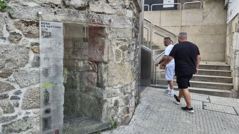 La mina de la antigua fuente de Neptuno est� en las escaleras de Segunda Rep�blica