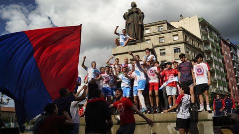 �Celebraste el ascenso de la UD Ourense?.La fiesta comenz� en Meis y se traslad� a la fuente de Concepci�n Arenal