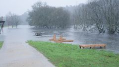 El lugar donde se iba a ubicar la playa fluvial qued� cuberto pero ya se pod�a ver el mobiliario