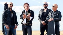 Paco Laguna, guitarrista de Ob�s, primero por la derecha