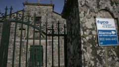 En la puerta de la iglesia pobrense de O Xobre un cartel anuncia la existencia de un dispositivo de seguridad