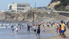 Ba�istas en una playa de San Francisco este lunes, en el que se repitieron im�genes de arenales llenos a pesar de las restricciones