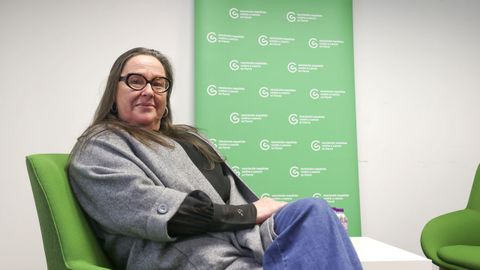 Natalia posa en la sede de la Asociaci�n Espa�ola contra el C�ncer de Ferrol.