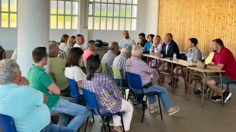 Reunión celebrada el lunes entre miembros de la Plataforma vecinal que reclama que se mantenga la rotonda de Ledoño, vecinos y partidos políticos