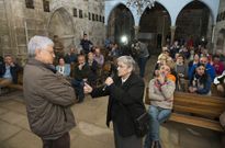 Pilar Traba le recrimina a C�sar Portela la soluci�n con pintura empleada en la iglesia. 