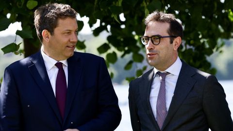 El ministro de finanzas alem�n, Lars Klingbeil, charla con su hom�logo espa�ol, Carlos Cuerpo. 