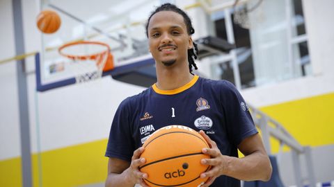 Alonzo Verge posa para La Voz en el polideportivo de Elvi�a.