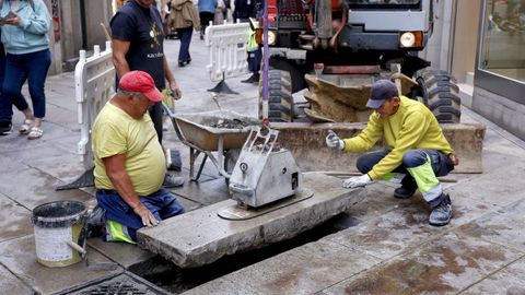 Operarios del Ayuntamiento repararon las deficiencias en una de las losas de la calle Real, un da despus de que causara la cada de una mujer