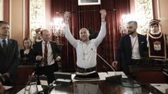 Gonzalo P�rez J�come recibe el bast�n de mando de manos de Mario Guede