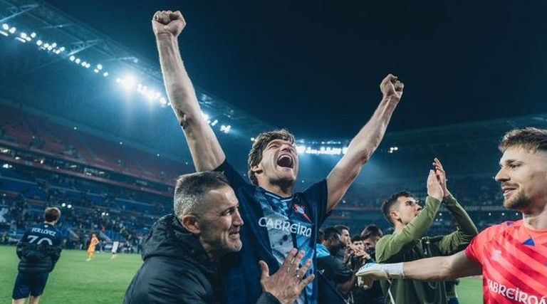 Marcos, Alonso, celebrando el triunfo del Celta sobre el Olympique de Lyon el pasado marzo.