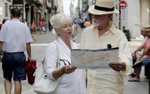 DEL �ADONIA� AL �AIDASTELLA�. Los cruceristas del �Adonia� -en la fotograf�a, dos de los pasajeros- visitaron ayer Ferrol. Fueron unas 1.100 personas entre pasajeros y tripulaci�n. Hoy habr�, si no se producen imprevistos, otro atraque. Ser� el �Aidastella�, que ya ha estado en otras ocasiones en la ciudad durante este ejercicio, con un total de 3.000 personas. 