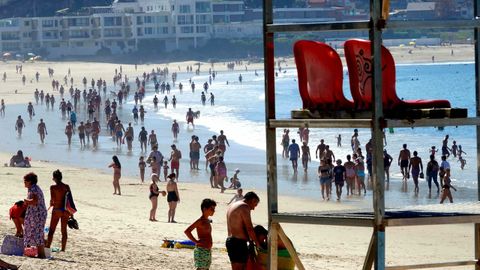 Muchos bañistas eligieron Samil para pasar el sábado
