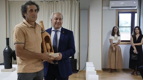 Tomé entrega el premio al mejor blanco del 2024 a Juan Carlos Varela