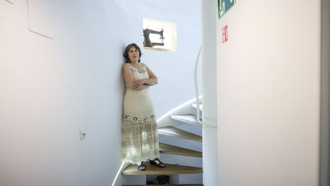 <span lang= gl >Katy, na escaleira da pensi�n, coa m�quina de coser da zapatar�a como elemento decorativo</span>