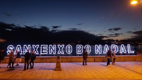 Decoraci�n navide�a en el paseo de Silgar, en Sanxenxo