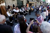 Actuaci�n callejera en la zona peatonal de Monforte durante las pasadas patronales.