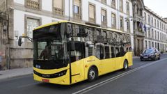 Uno de los nuevos autobuses de Ourense, todav�a fuera de servicio, circulando este mi�rcoles por la calle Progreso.