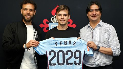 El nuevo jugador del Celta Aleix Febas, junto a Sergio �lvarez y Marco Garc�s, este martes en su presentaci�n.