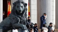 Pedro Snchez pasa junto a uno de los leones de la escalinata del Congreso, este lunes, durante el homenaje a la Constitucin por su 43. aniversario