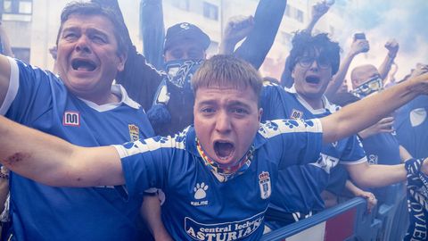 As fue el emocionante recibimiento al autobs del Real Oviedo antes del choque ante el Almera