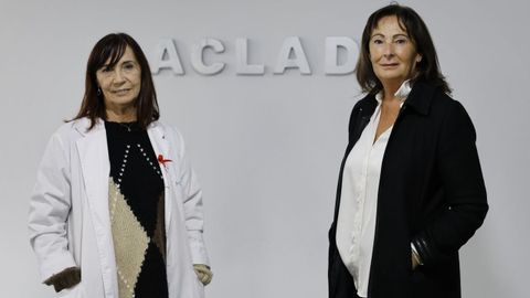 Rosa Barreiro (a la derecha) preside Aclad desde hace dos a�os, mientras que Maite Lage (izquierda), psic�loga cl�nica, trabaja en la entidad desde hace 33