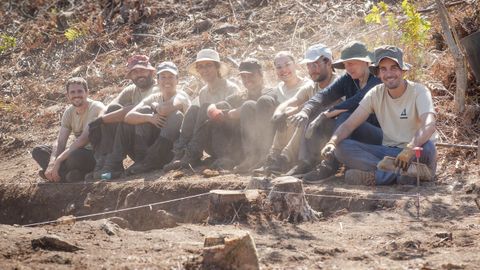 En la imagen, parte del equipo que trabaja en las excavaciones en el castro de Esmelle