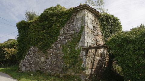LUGAR Y PAZO DE BOALLO. Las construcciones y la gran finca fueron adquiridas por el arquitecto municipal por solo 30.000 euros. Se mantiene el estado de abandono absoluto del conjunto.