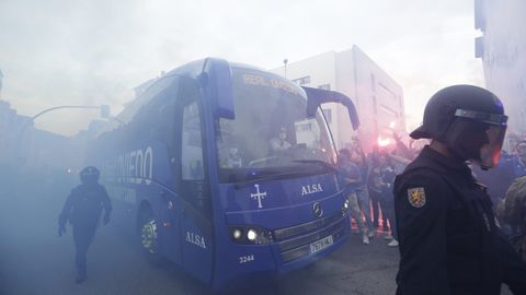 El autobs del Real Oviedo, durante el recibimiento previo al derbi asturiano