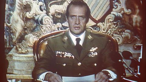 El rey em�rito, Juan Carlos I, durante el mensaje emitido la noche del 23F en contra del golpe de Estado.
