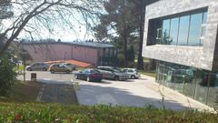 El coche oficial del alcalde (de color negro) aparcado hace a�os junto a la piscina de Oleiros.