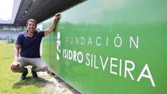 Jorge Silveira en el estadio de A Malata junto a la valla publicitaria de la Fundaci�n Isidro Silveira.