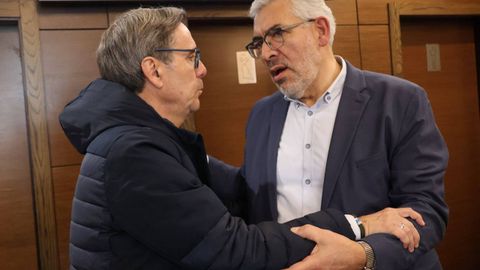 El exconcejal del PP Enrique Rozas saluda al futuro alcalde de Lugo
