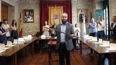 Juli�n Bustelo asi� el bast�n de mando en Rianxo el 17 de junio.