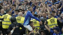 El centrocampista del Oviedo Santi Cazorla celebra con la afición el ascenso a Primera División