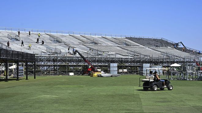 Las gradas del estadio Shakira en Madrid est�n siendo instaladas,