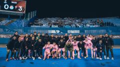 Jugadores y cuerpo tcnico del Celta, posando con la aficin desplazada en el Maksimir de Zagreb.