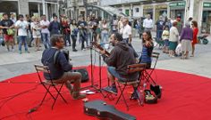 Viandantes y terraceros disfrutaron ayer de la música contemporánea, de autor, swing y ópera, interpretada en las plazas del centro histórico por Trilitrate, Fátima Braña, Mr. Coll y Miguel Abalo y Victoria Álvarez, un itinerario cultural que continuará hoy con nuevos artistas. 