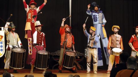 El grupo de m�sica medieval Turdi�n anim� la inauguraci�n de la feria en la Casa da Cultura