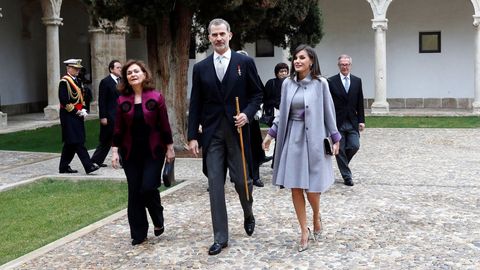 Durante la entrega del premio Cervantes, Letizia tambi�n recuper� un abrigo y un vestido de Carolina Herrera, que luci� en el 2016 en una visita en Portugal