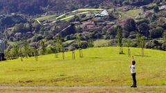 Una ni�a juega con una cometa este martes en un parque de Oviedo.