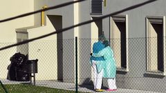 Imagen de archivo del personal de la residencia O Portazgo abraz�ndose . Fue una de las primeras afectadas por el covid-19 en A Coru�a