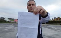 G�mez Puente muestra la licencia de obra que le concedi� el Ayuntamiento de Barreiros. 